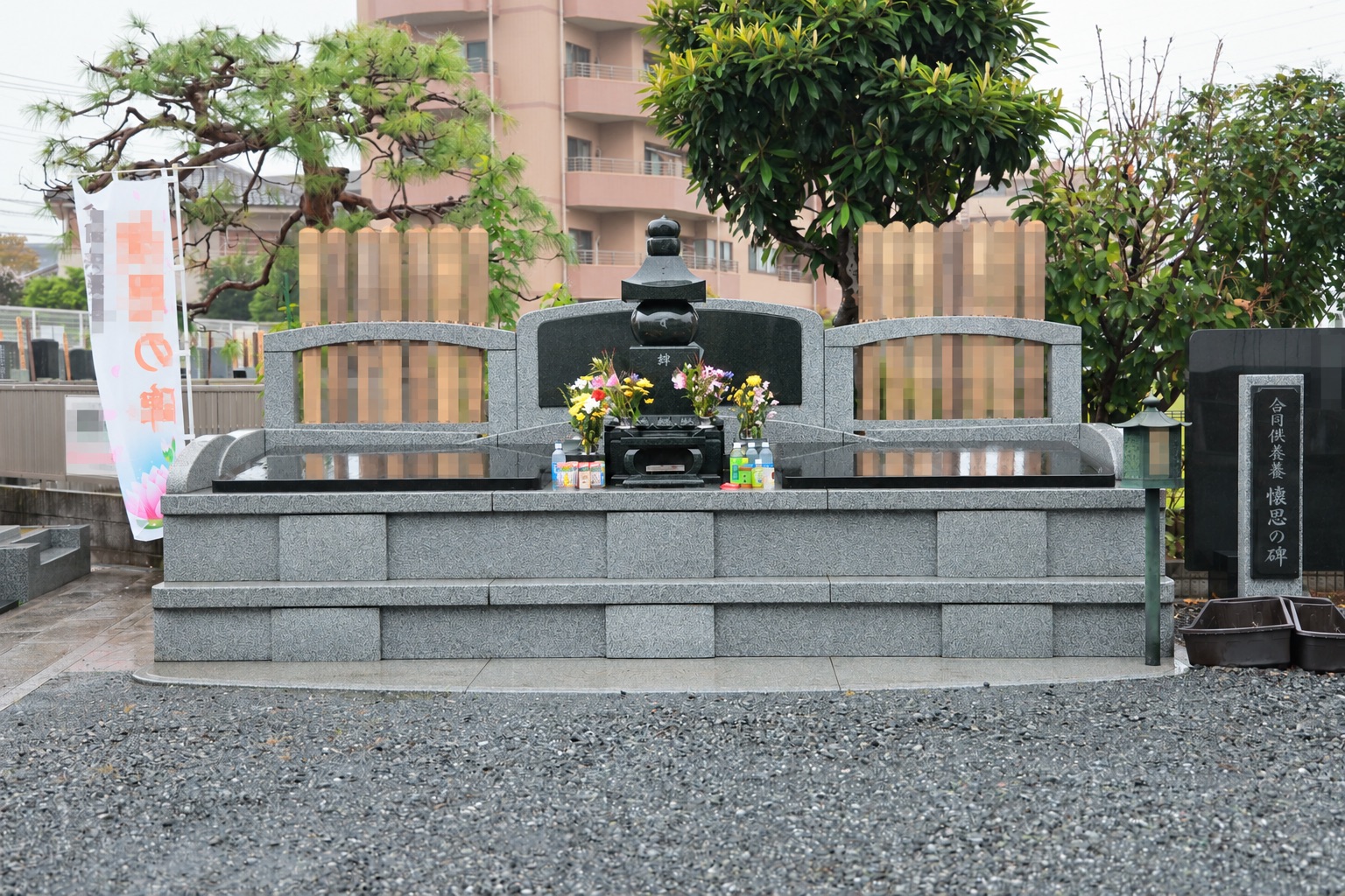 木々に囲まれた真明寺の永代供養墓「懐思の碑」